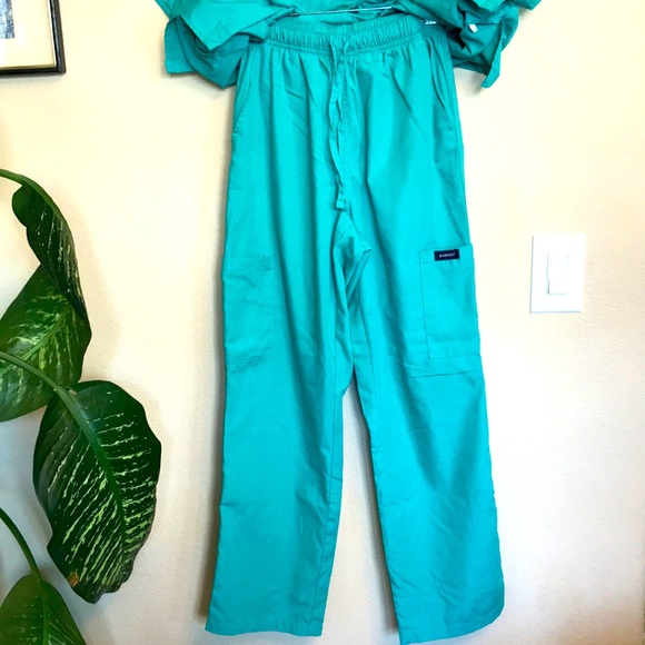 Green scrub set - Picture 4 of 12